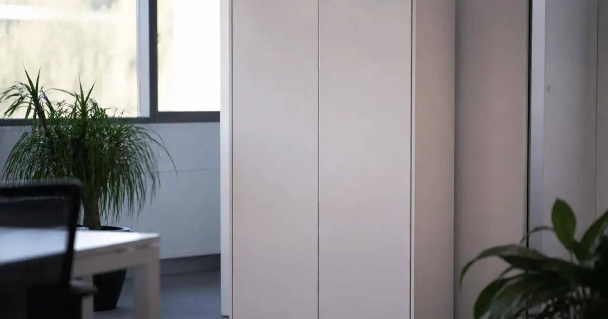 Armoire blanche avec portes fermees rangement documents bureau