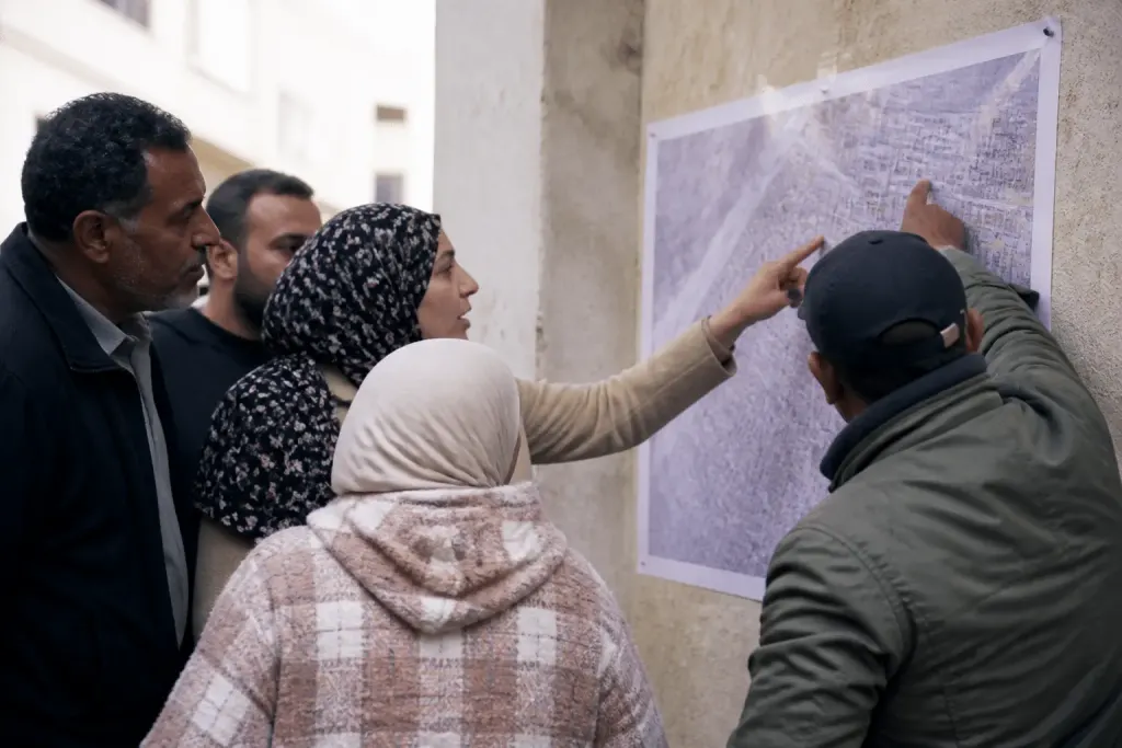 Habitants discutant près d'une carte des quartiers
