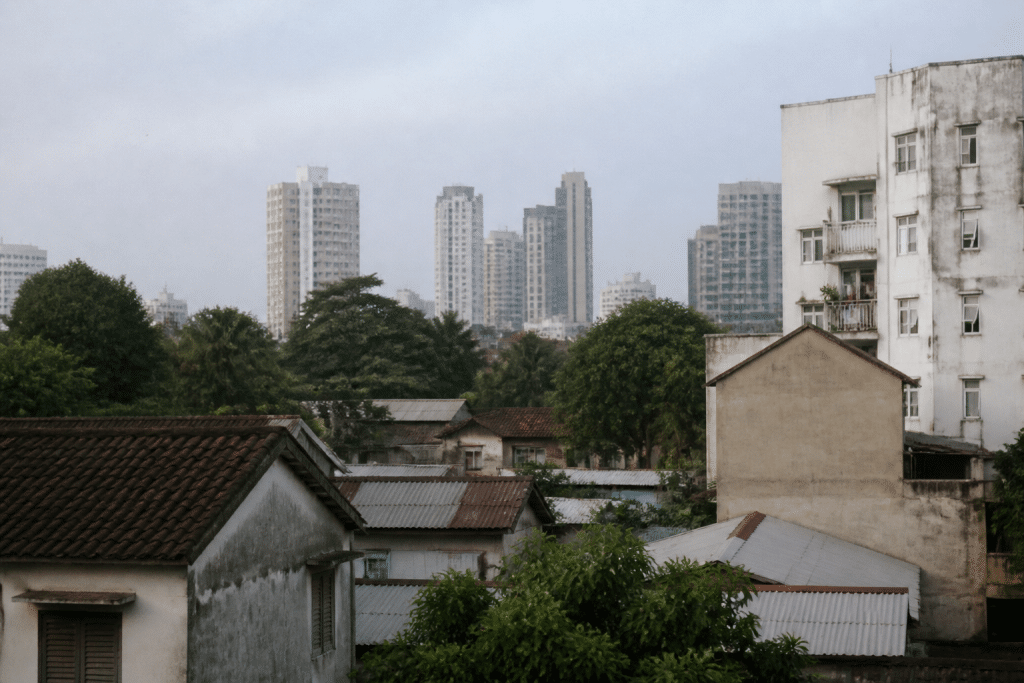 Immeubles modernes et anciennes maisons formant quartiers urbains diversifiés