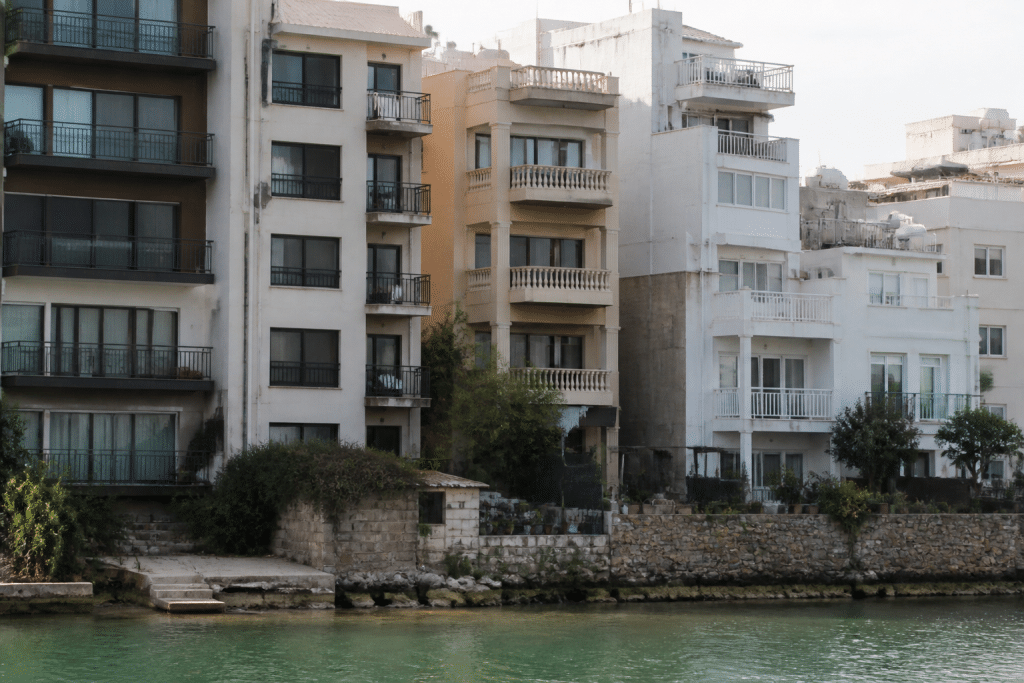 Immeubles serrés près de l'eau avec espaces verts limités