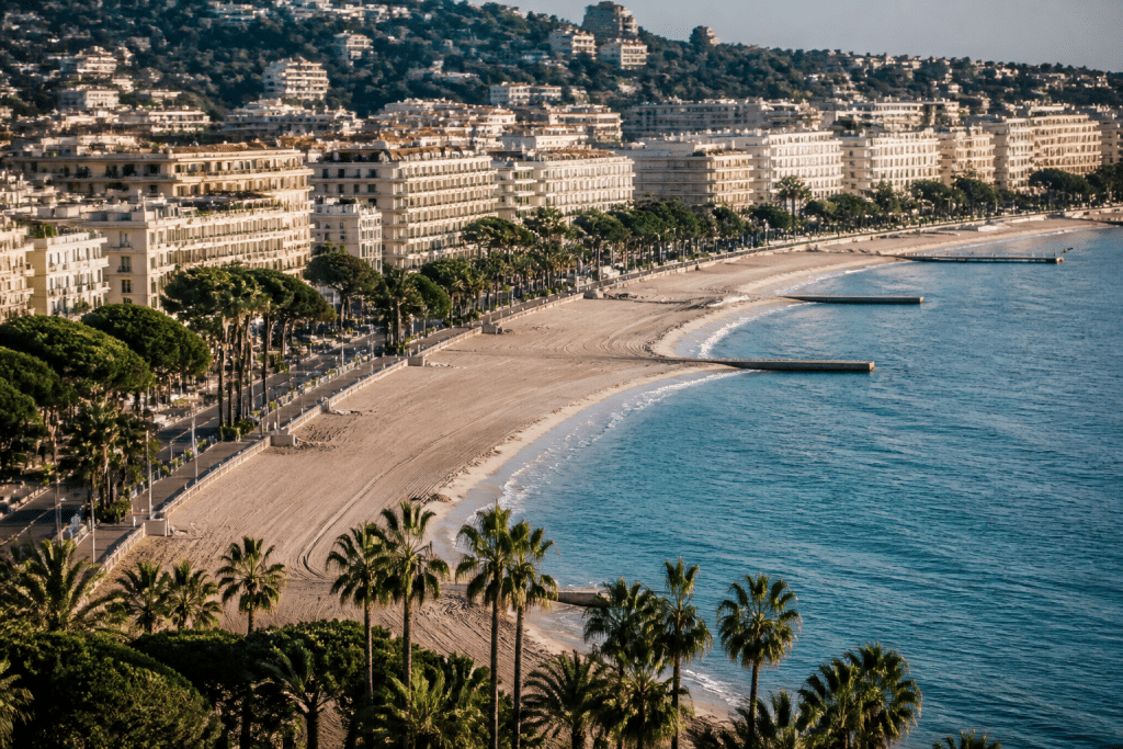 Vue aerienne de la Croisette avec plages et batiments cote mer