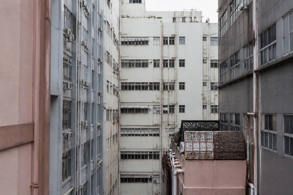 Habitat urbain dense avec immeubles rapproches dans zone industrielle