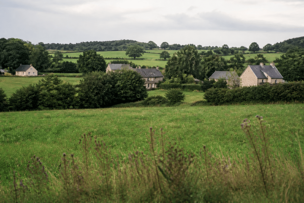 Paysage rural normand avec maisons dispersées et champs verts