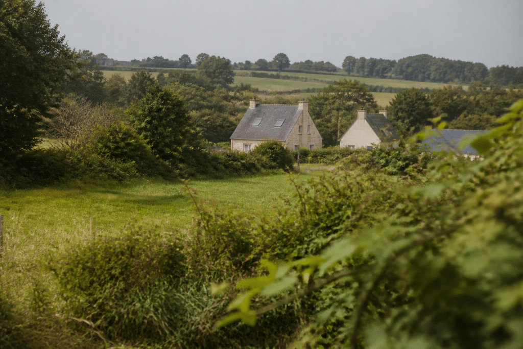 Maisons dispersees dans paysage rural breton verdoyant