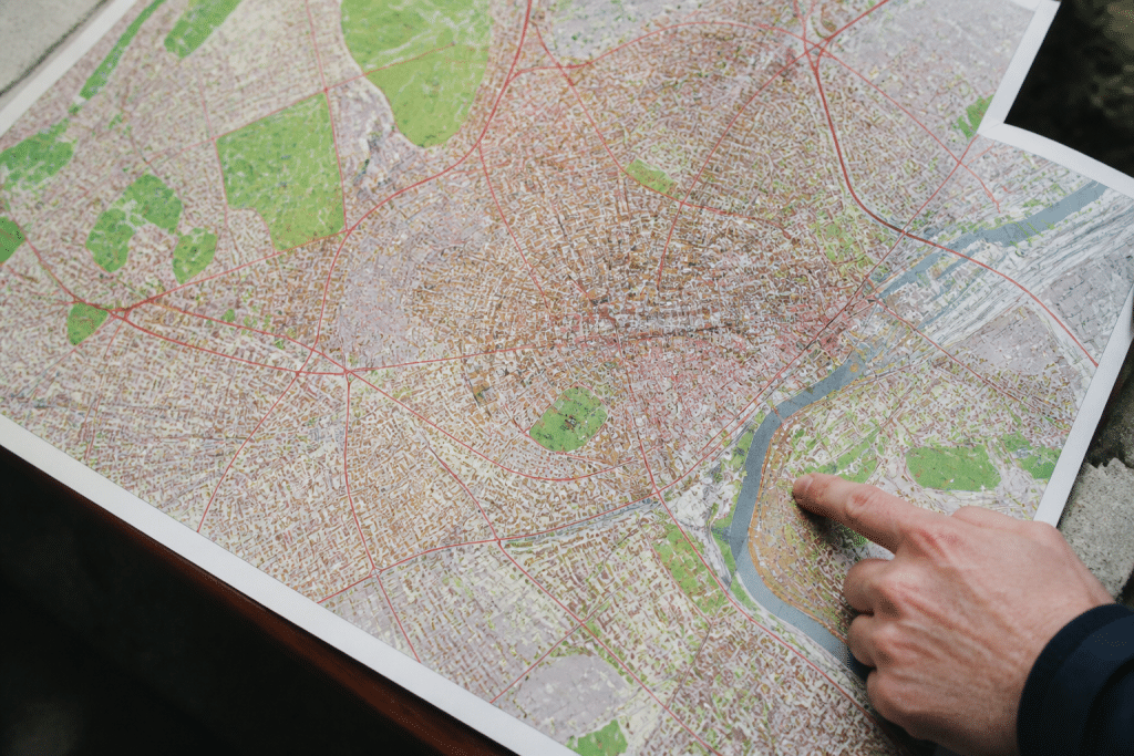 Carte urbaine montrant quartiers densément construits et zones vertes