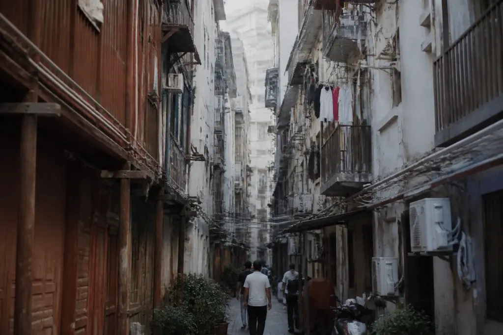 Immeubles resserres avec rues etroites montrant densite urbaine