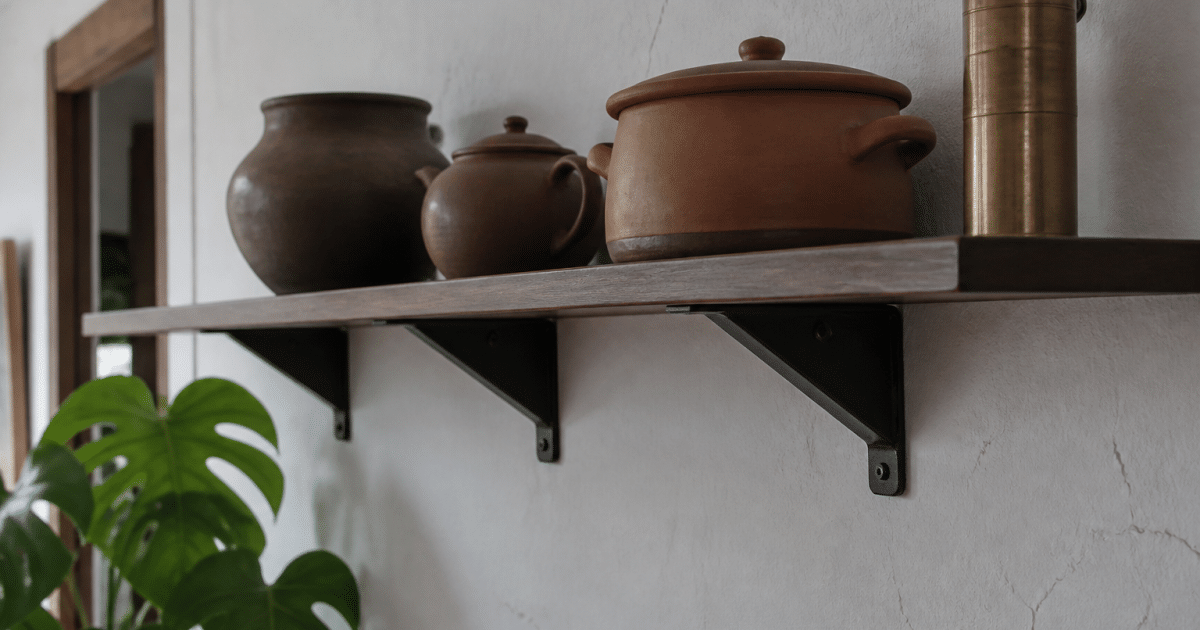 Etagere murale fixee au mur supportant des objets lourds