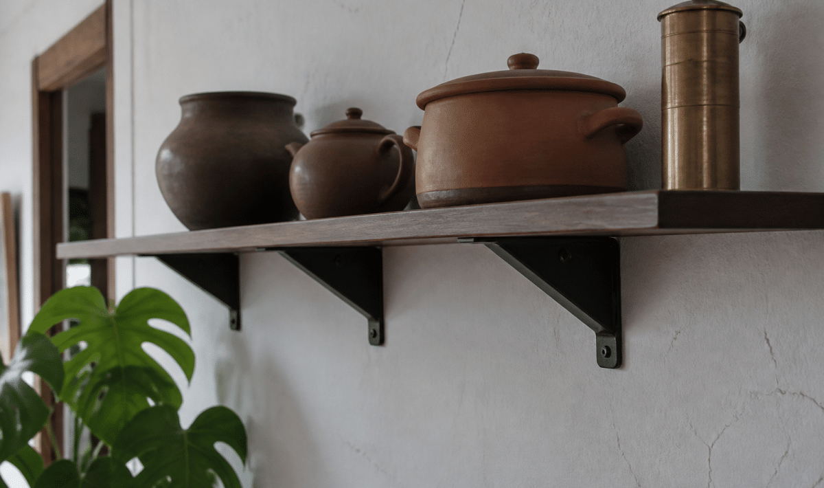 Etagere murale fixee au mur supportant des objets lourds
