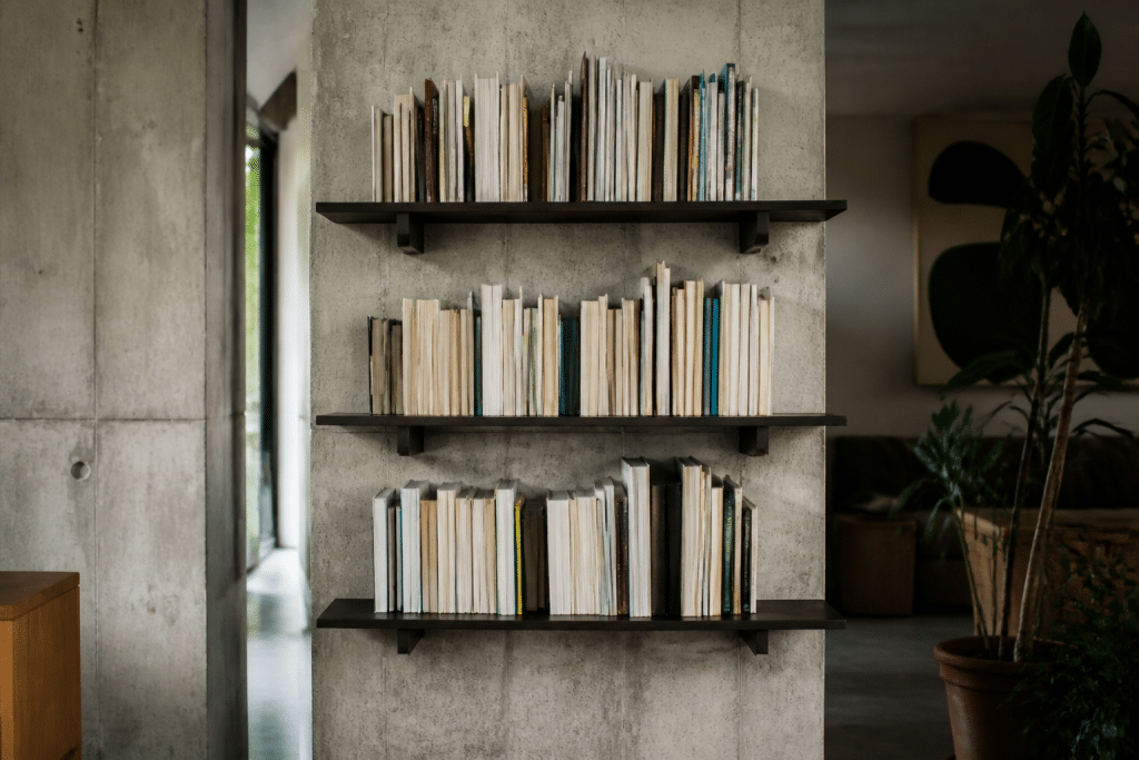 Mur porteur avec étagère chargée de livres lourds