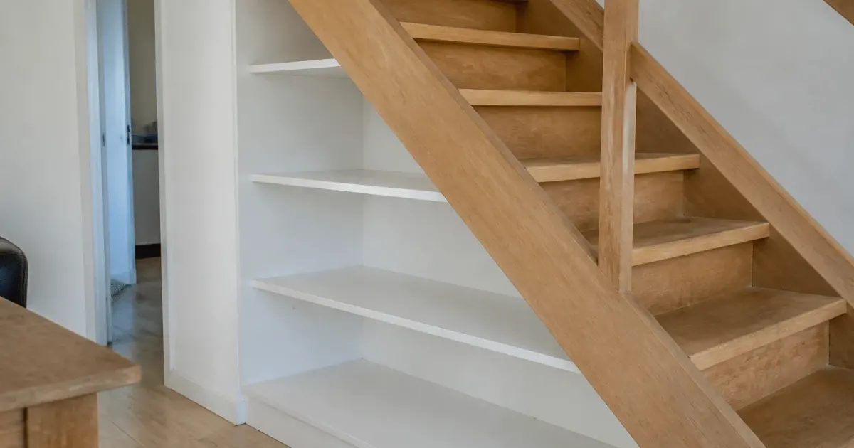 Etageres blanches installes sous escalier bois incline