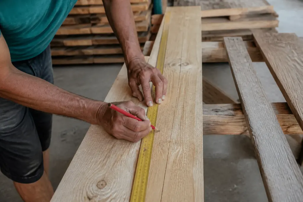 Planches bois mesurees avec crayon pour construction rangement
