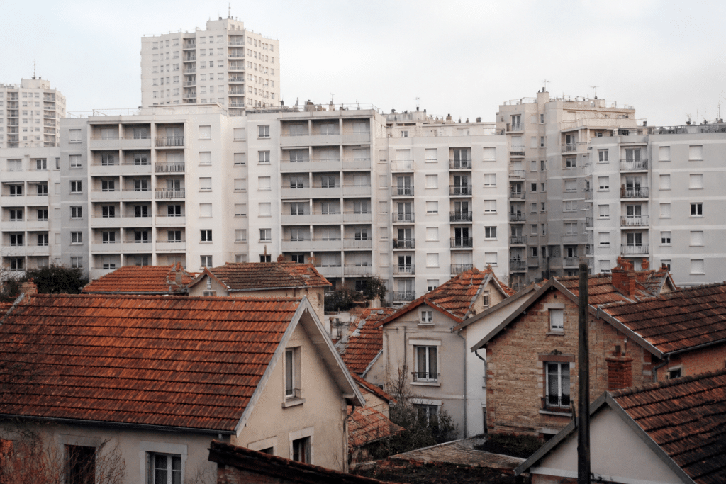 Immeubles collectifs denses avec petites maisons individuelles