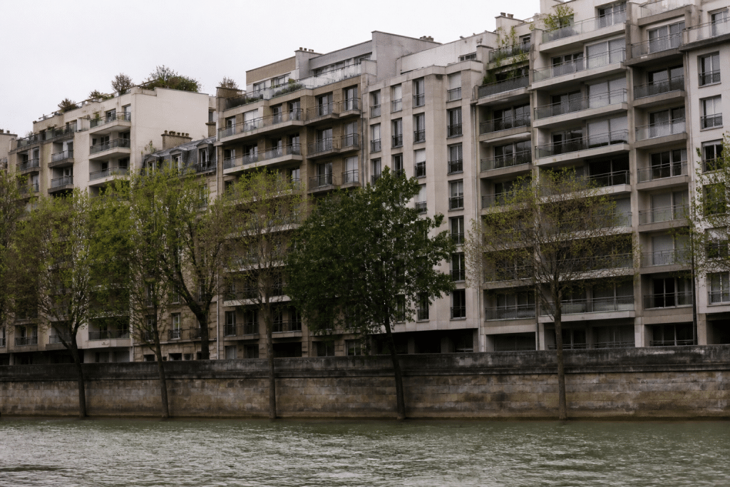 Immeubles collectifs denses longeant la Seine urbaine