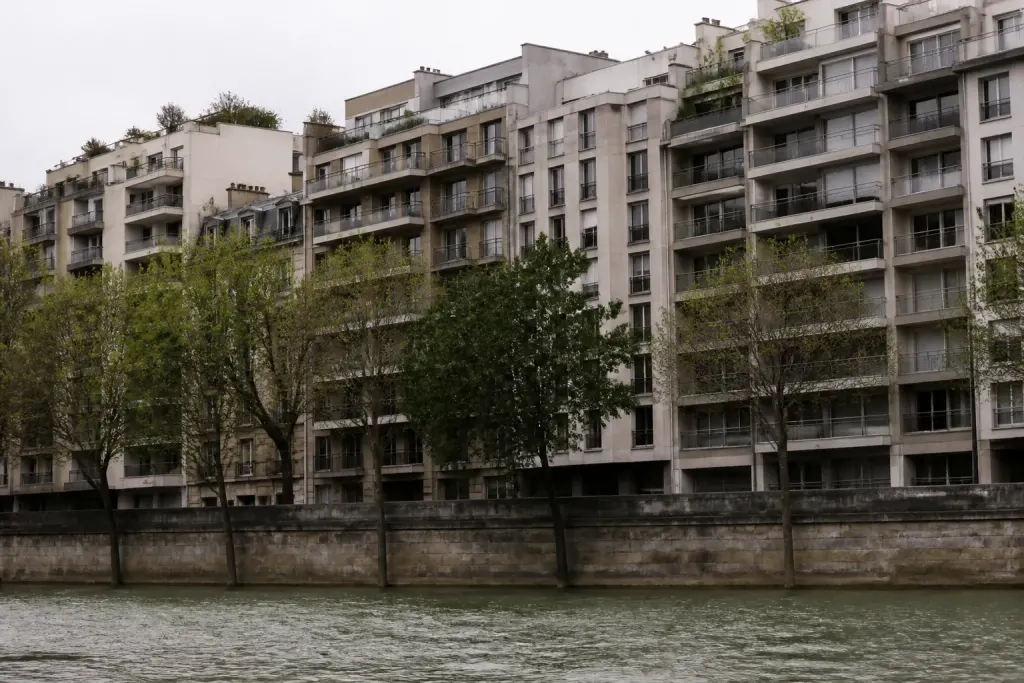 Immeubles collectifs denses longeant la Seine urbaine