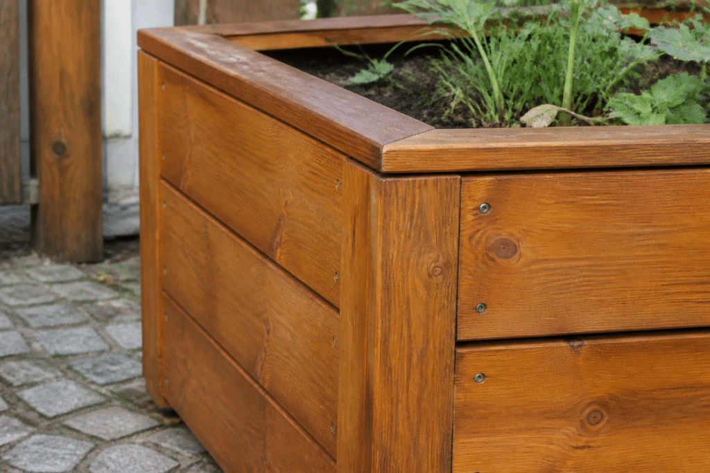 Jardiniere bois avec lasure protectrice et vis serrees