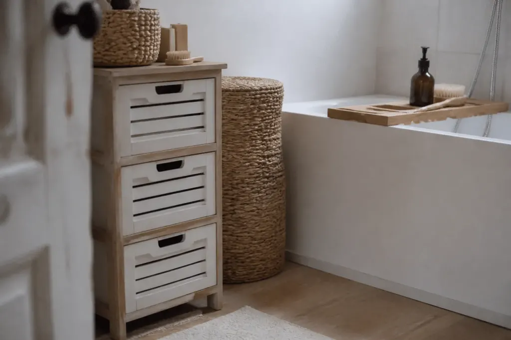 Petits meubles de rangement bois et blanc salle bain