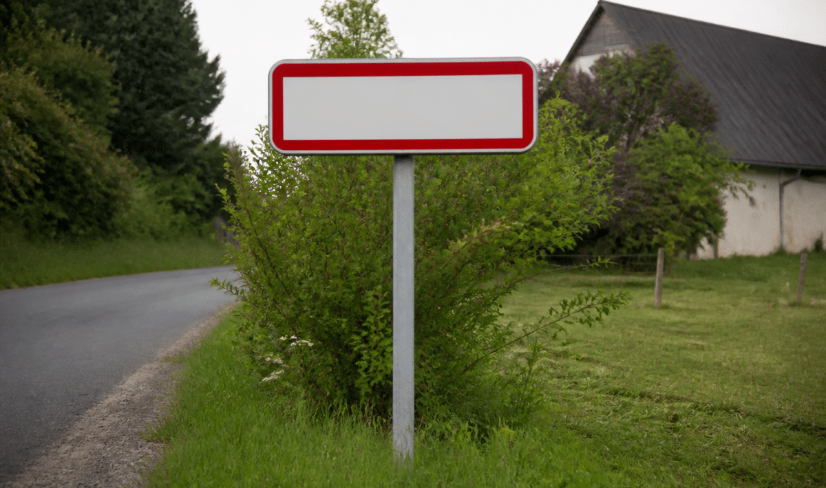 Panneau entree village affichant population Saint-Remy-sur-Avre