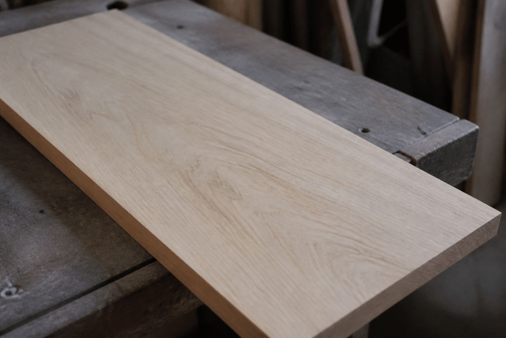 Planche de chene sciee et poncee avec grain fin