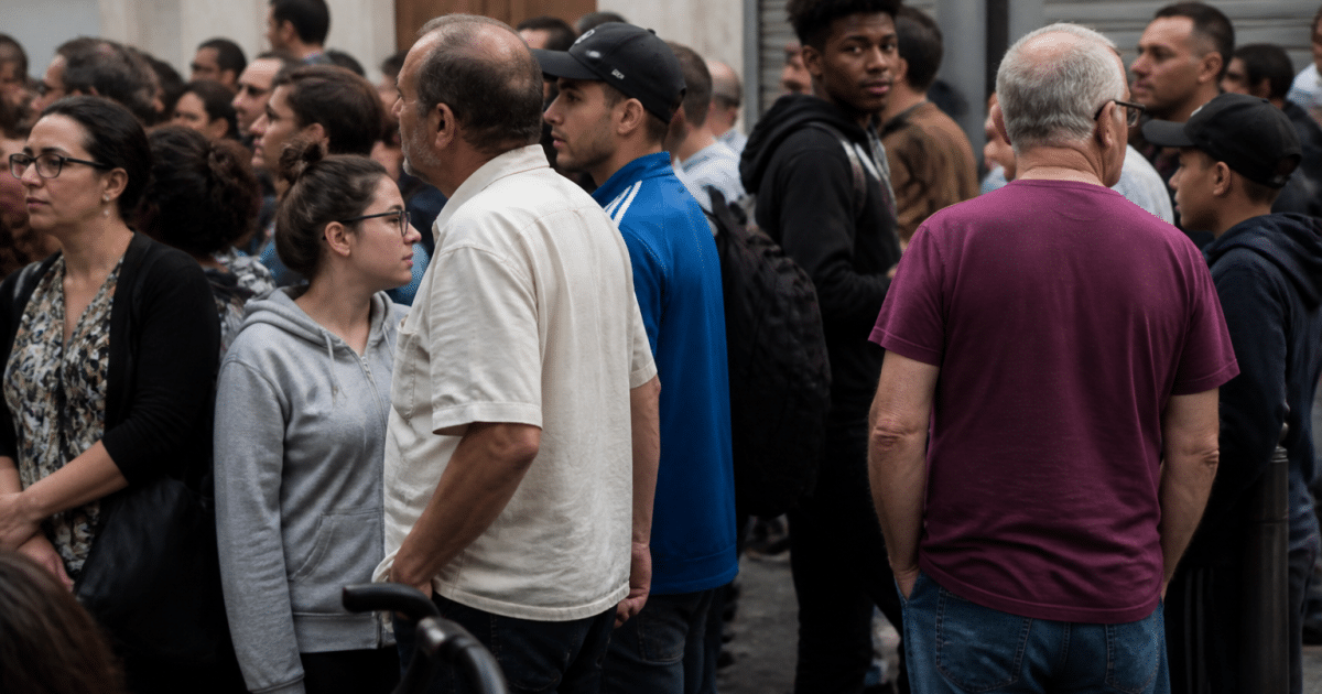 Foule de residents debout dans les rues d'Aubervilliers