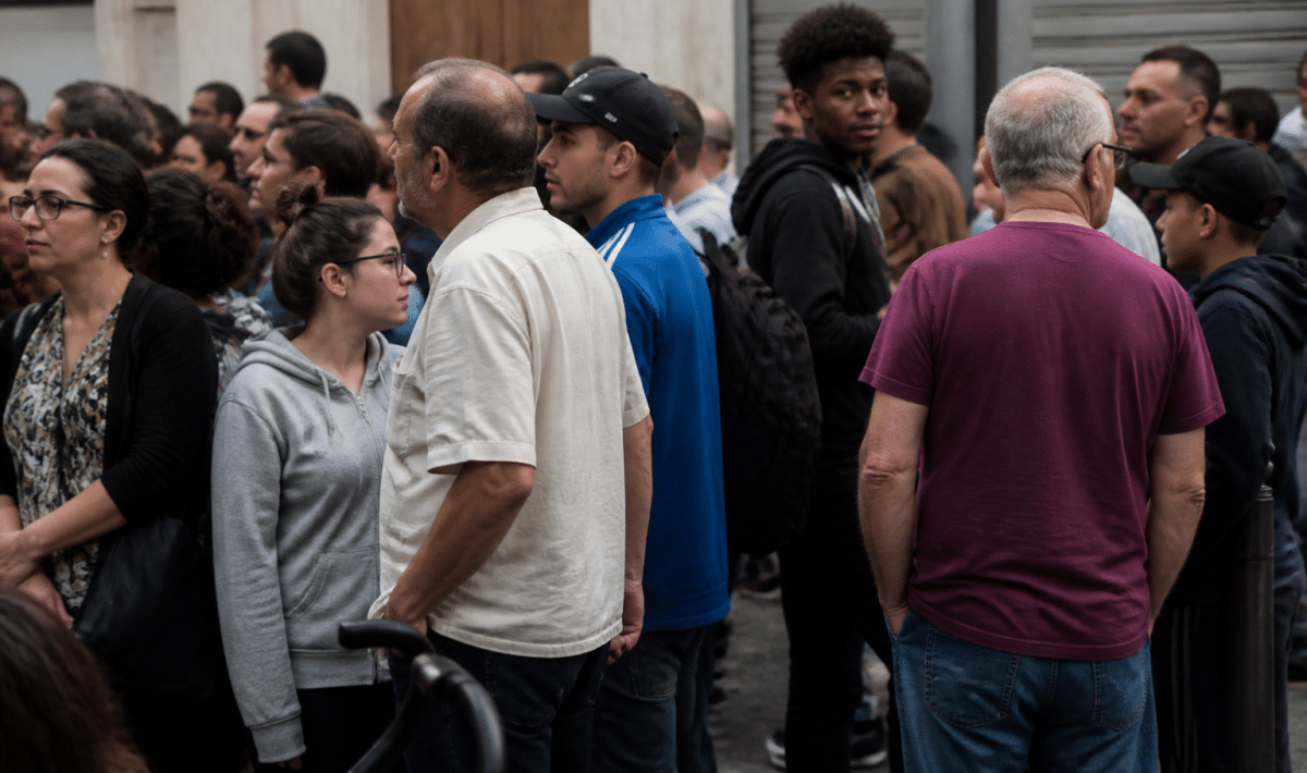 Foule de residents debout dans les rues d'Aubervilliers