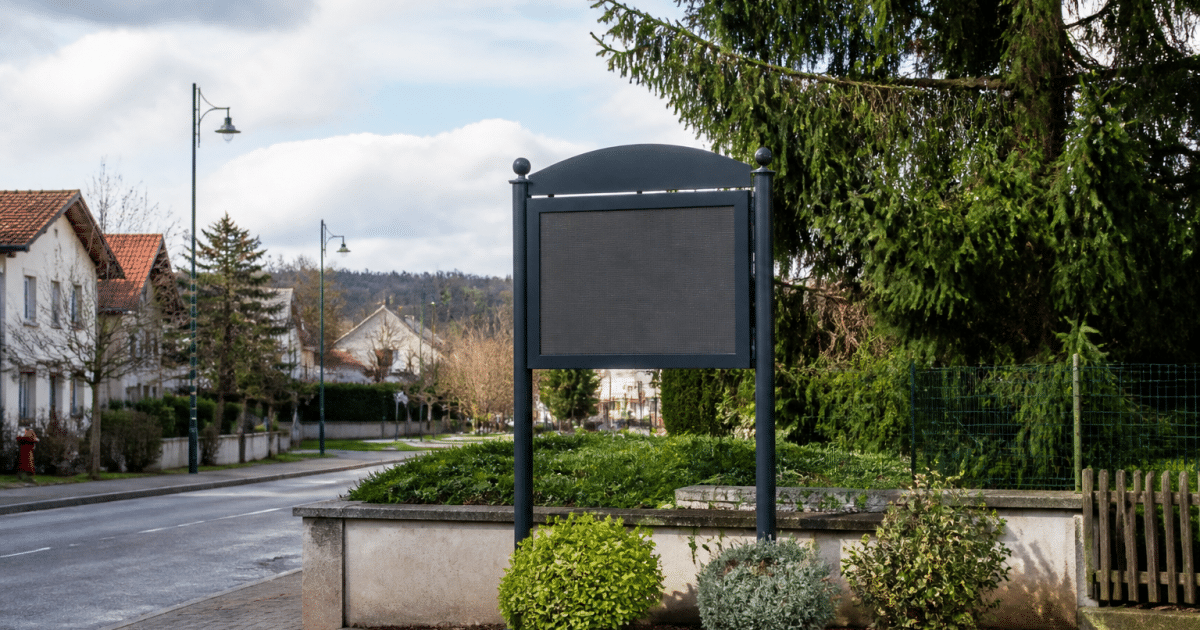 Panneau indicateur affichant la population totale de Cocheren