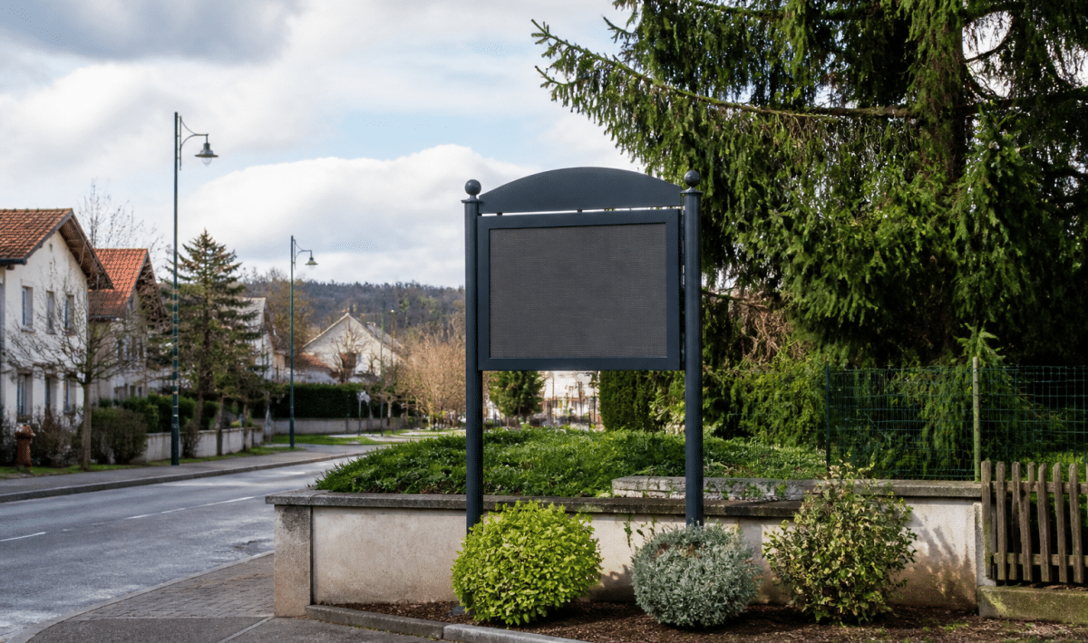 Panneau indicateur affichant la population totale de Cocheren