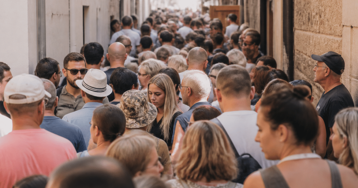 Foule dense de personnes debout dans rue étroite ville côtière