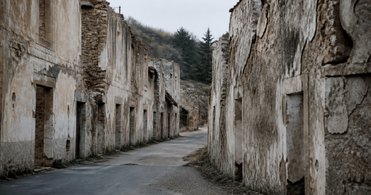 rue abandonnee avec facades degradees et batiments en ruine