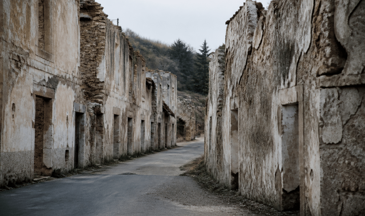 rue abandonnee avec facades degradees et batiments en ruine