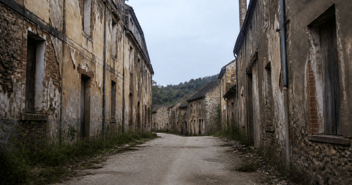 rue degagee bordee de batiments delabres tinchebray