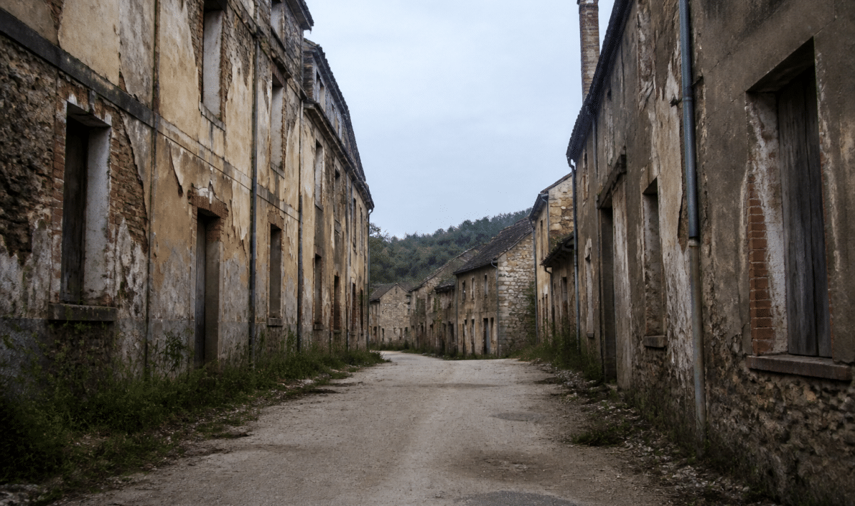 rue degagee bordee de batiments delabres tinchebray