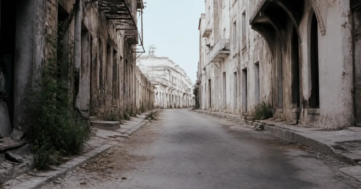 Rue urbaine degradee avec batiments delabres et rues desertes
