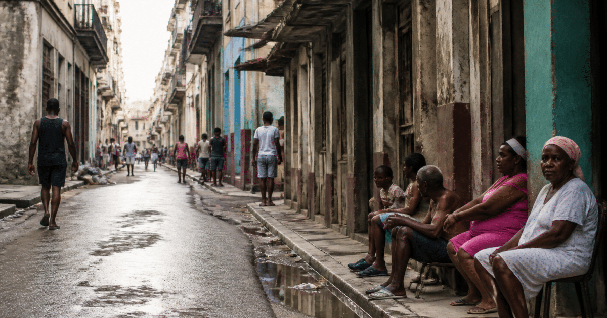 rue delabordee avec immeubles degrades et habitants assis dehors