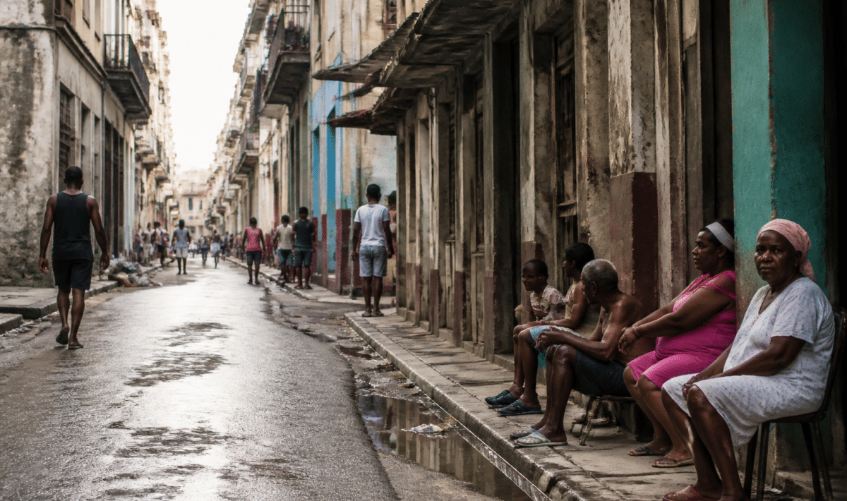 rue delabordee avec immeubles degrades et habitants assis dehors