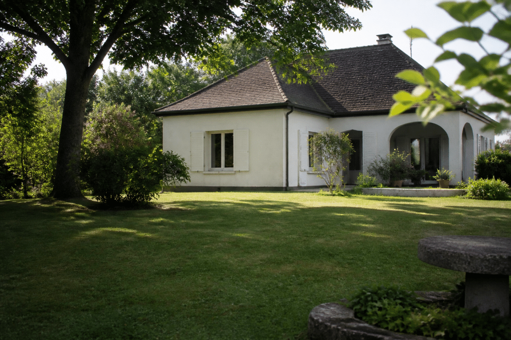 Maison pavillon entouree d'arbres et espaces verts calmes
