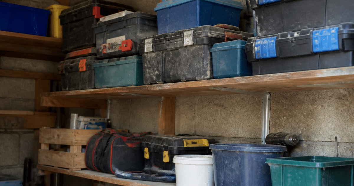 Outils et boites empiles sur etageres murales garage