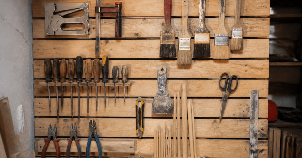 Outils et materiaux ranges verticalement sur panneau mural atelier