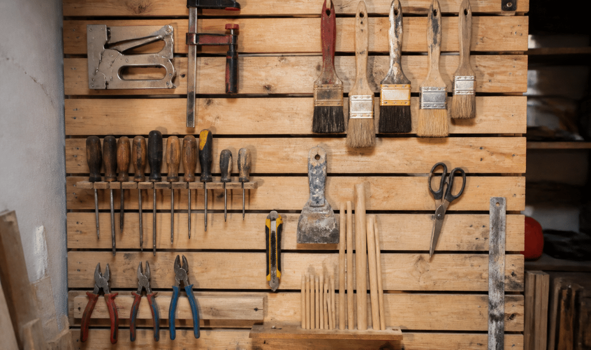 Outils et materiaux ranges verticalement sur panneau mural atelier