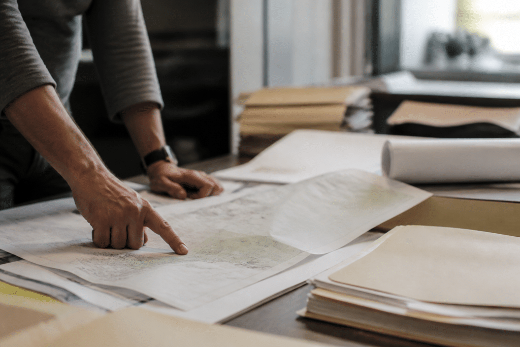Documents officiels et plans sur table de travail administrative