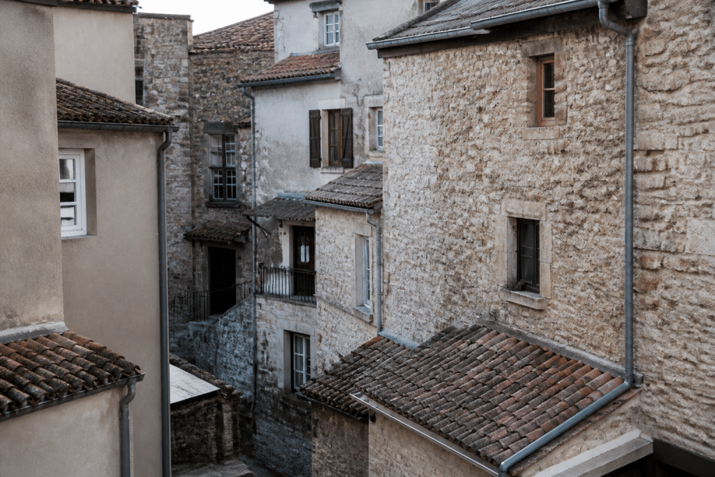 Immeubles urbains densément construits dans petite ville medievale