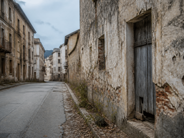 Rue desertion avec batiments delabres et facade usee
