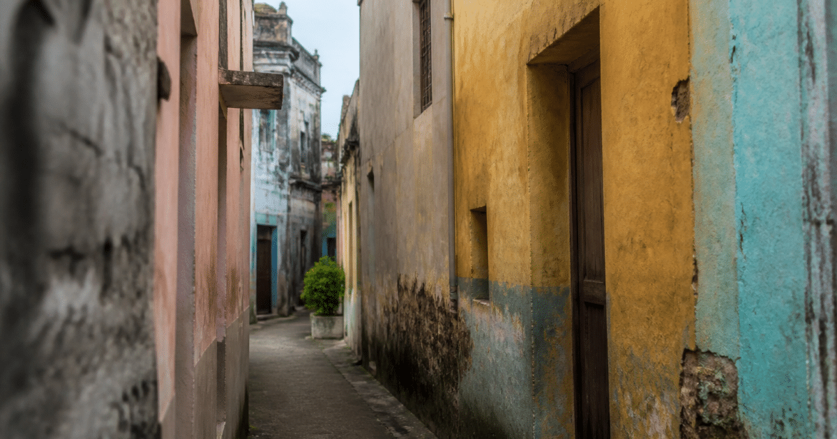 Rue etroite avec facades degradees et murs colores ternies