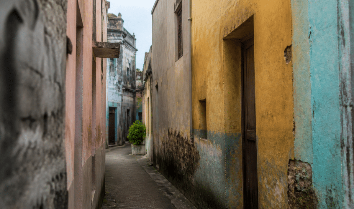 Rue etroite avec facades degradees et murs colores ternies