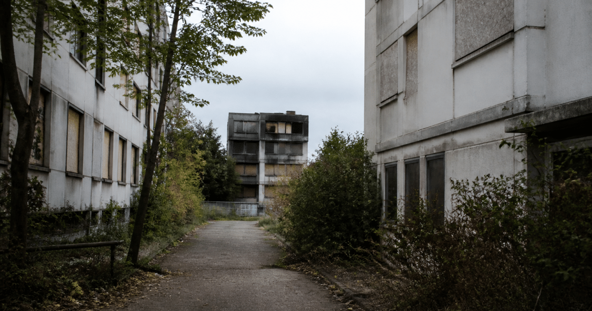 rue abandonnee montigny bretonneux batiments degrades sombres