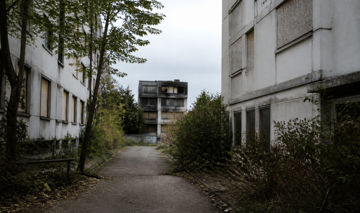 rue abandonnee montigny bretonneux batiments degrades sombres