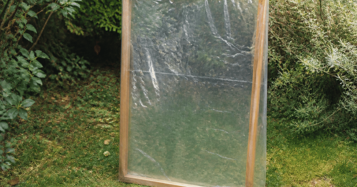 Cadre bois transparent recouvert plastique transparent debout jardin