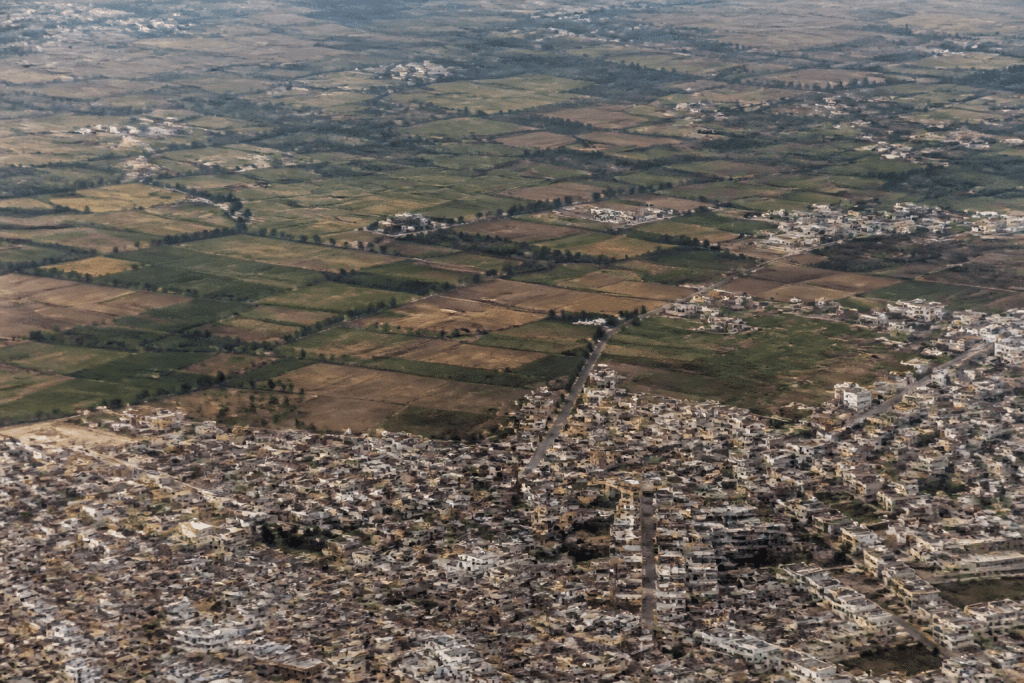 Carte urbaine montrant quartiers denses et zones agricoles dispersees