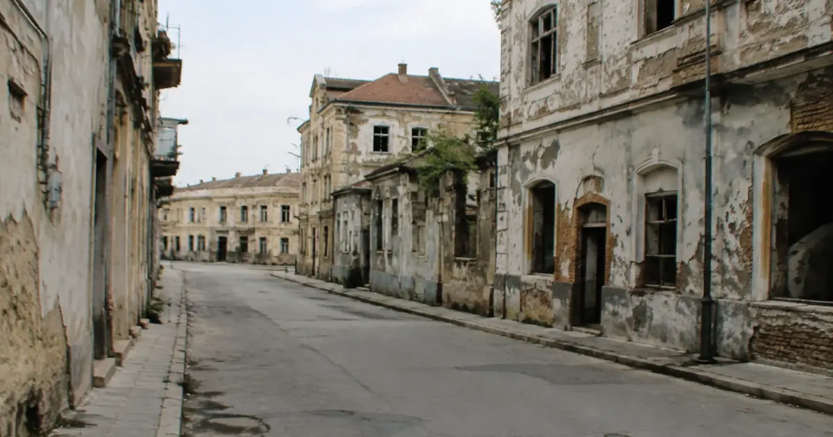 Rues desertes de ville avec batiments delabres en arriere-plan