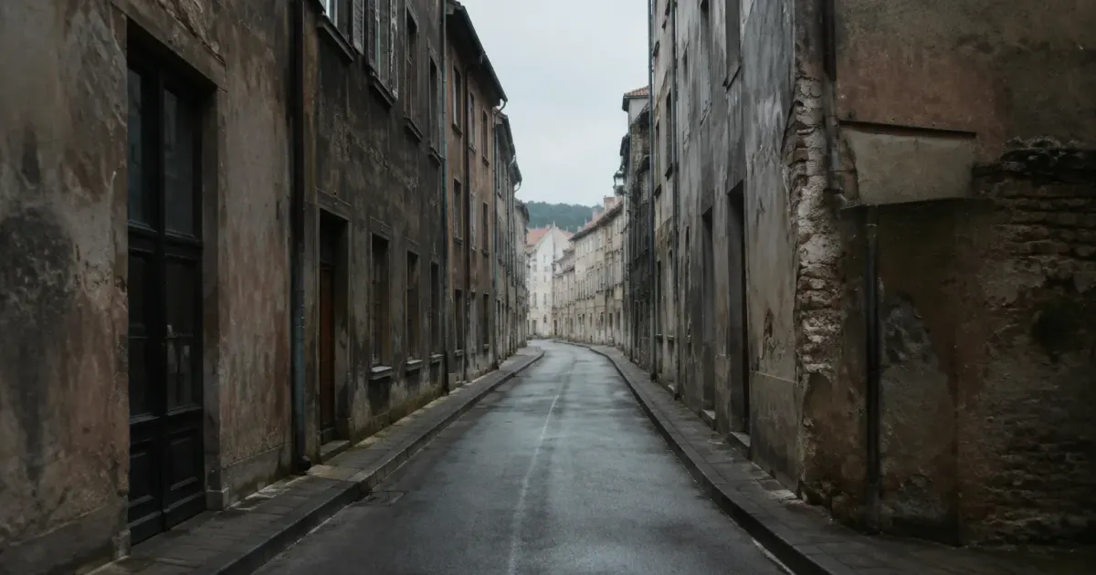 Rue deserte avec immeubles degrades et sombres